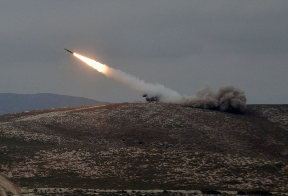 Des tirs effectués des systèmes de missiles antiaériens Buk-MB VIDEO