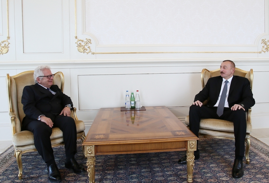 Le président Ilham Aliyev reçoit les lettres de créance du nouvel ambassadeur de Grèce VIDEO