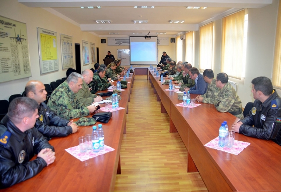 In Aserbaidschan akkreditierte Militärattachés fremder Länder besuchen Militärflugstützpunkt