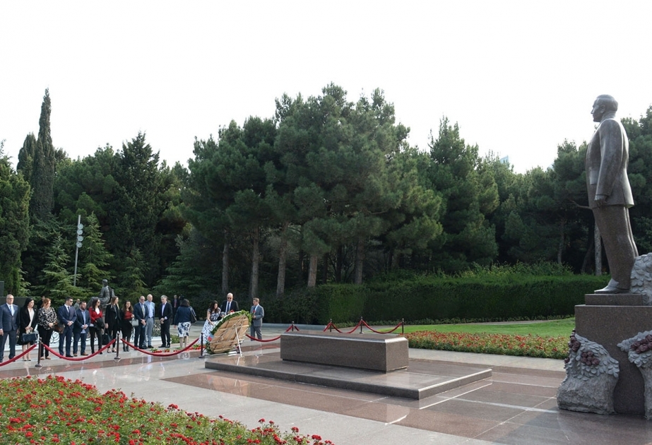 Les participants du forum d’affaires Azerbaïdjan-Australie visitent les allées d’Honneur et des Martyrs