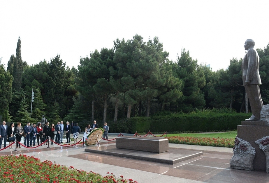 Participants of Azerbaijan-Australia business forum pay respect to national leader Heydar Aliyev and Azerbaijani martyrs