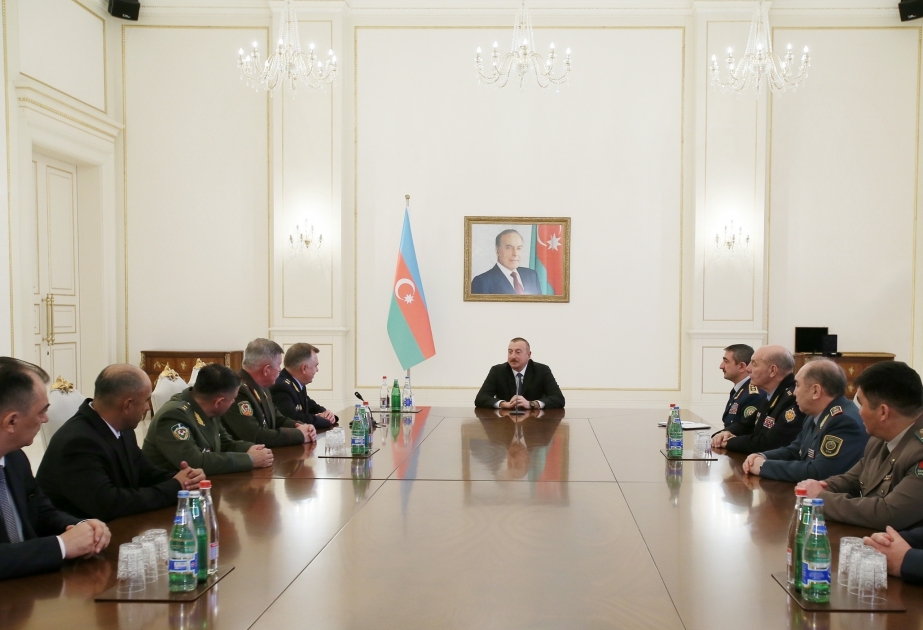 Präsident Ilham Aliyev empfängt Teilnehmer der 78. Ratssitzung der Kommandos von GUS-Grenztruppen VIDEO