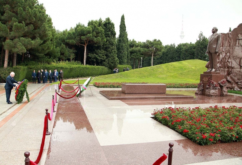 Le vice-Premier ministre ukrainien visite les allées d’Honneur et des Martyrs à Bakou