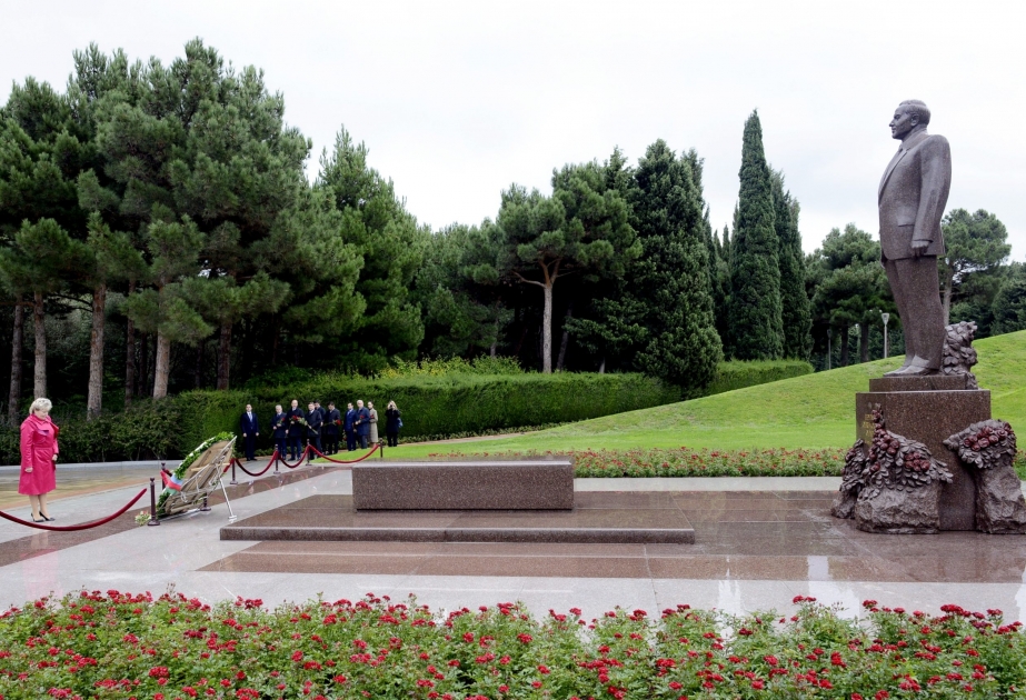 Hommage à la mémoire du leader national Heydar Aliyev et des Martyrs
