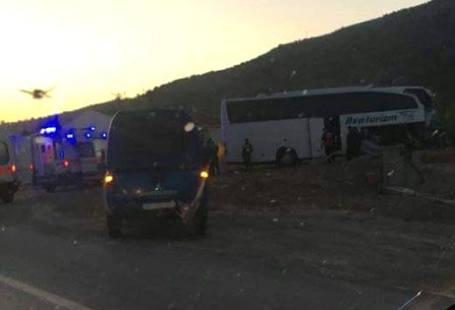 Türkiyədə turistləri daşıyan avtobus qəzaya düşüb