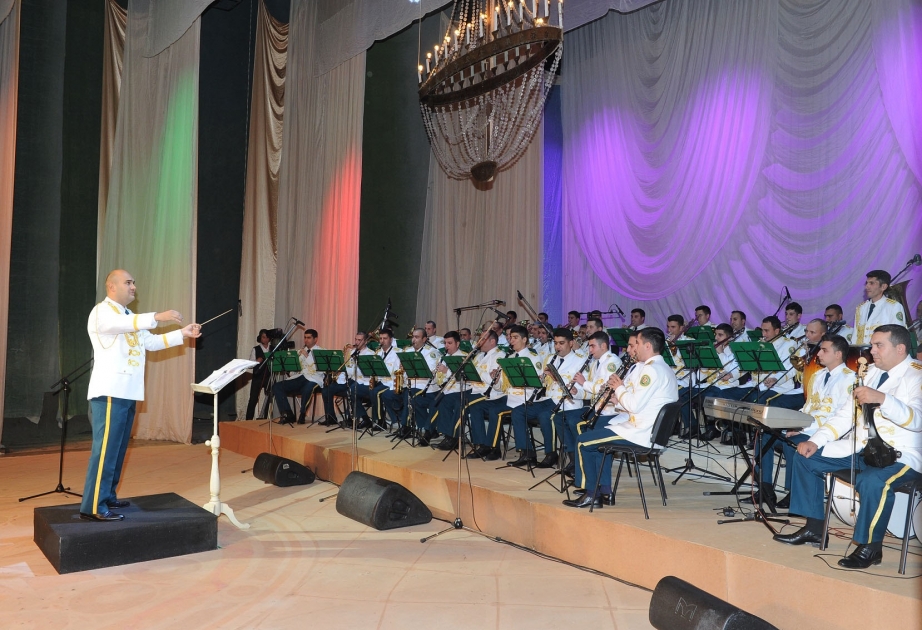 Hərbi orkestrin müşayiəti ilə estrada müğənnilərinin konserti VİDEO