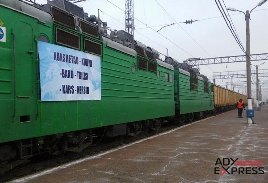 Le premier train de fret sur le chemin de fer Bakou-Tbilissi-Kars quitte le port de Koustanaï