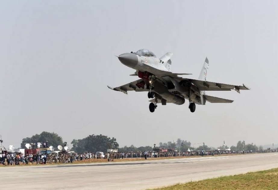Indiens Luftwaffe probt Landung von Kampf- und Transportflugzeugen auf der Autobahn