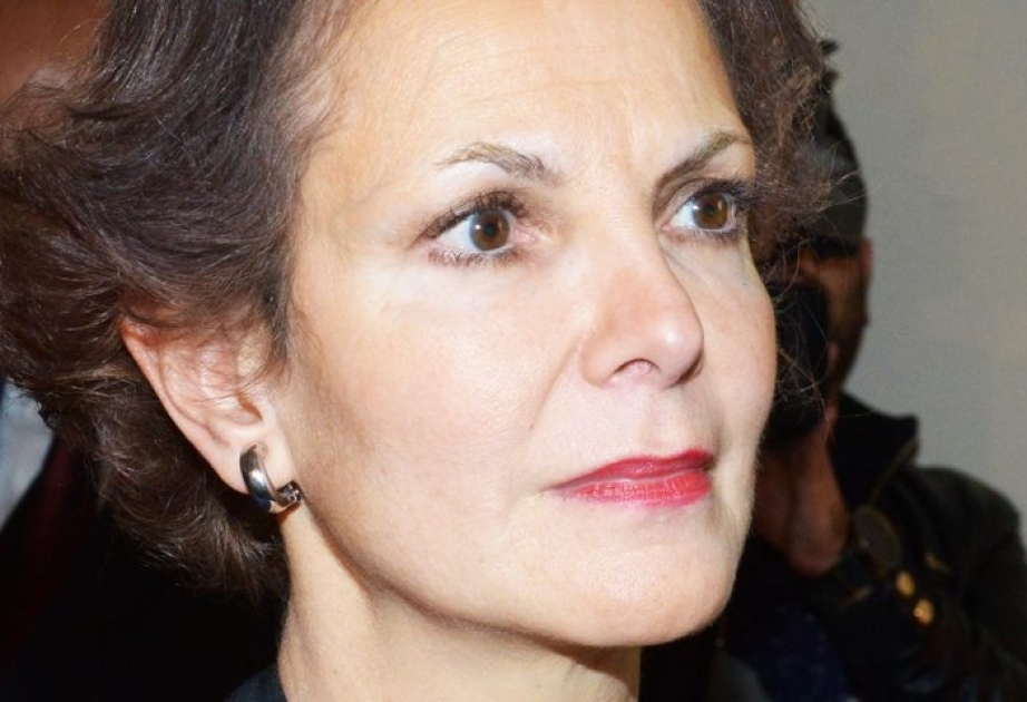 السفيرة الفرنسية تتسوق في ايام مهرجان باكو للتسوق