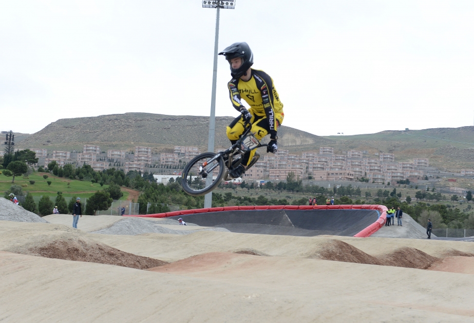 Velosiped idmanının BMX növü üzrə dünya test yarışlarının praktiki yürüşlərinə start verilib