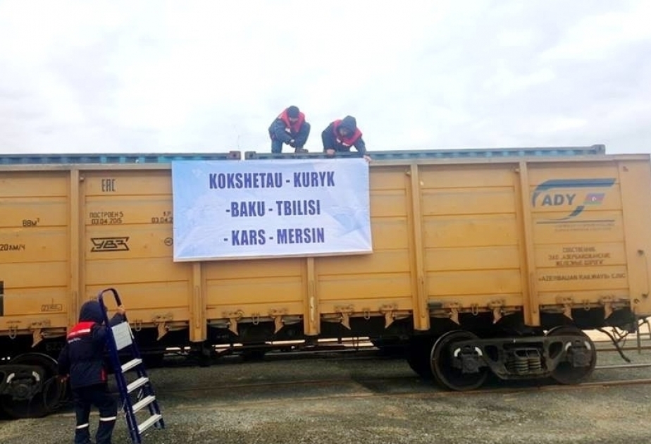 Первый грузовой состав, который поедет по железной дороге Баку-Tбилиси-Карс, уже в порту Курик