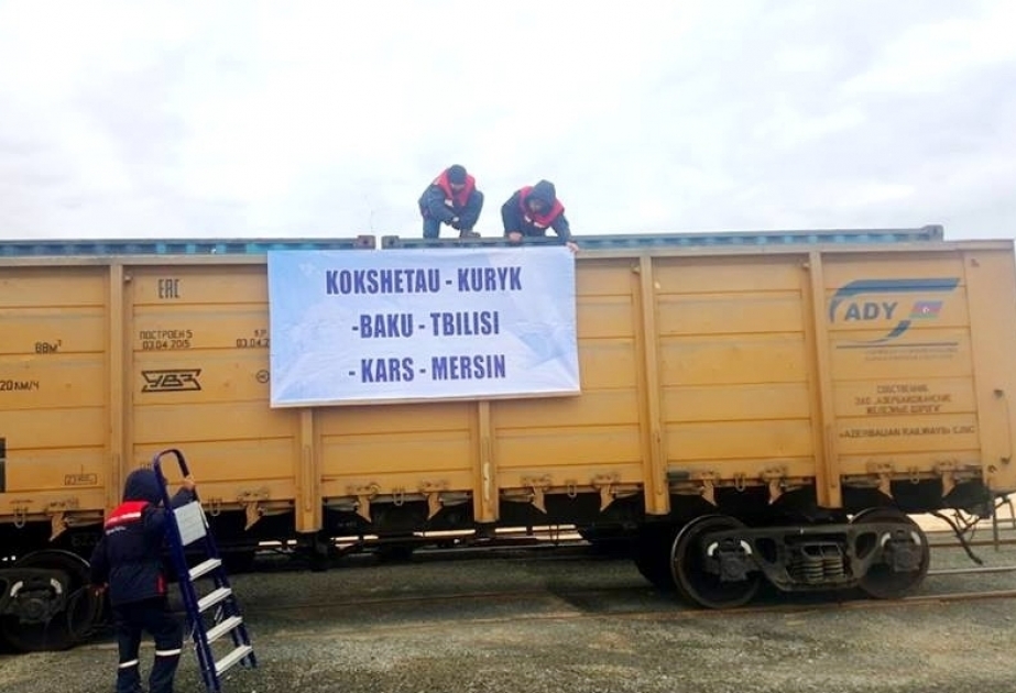 Le premier train de marchandises qui roulera sur le chemin de fer Bakou-Tbilissi-Kars est déjà au port de Kuryk
