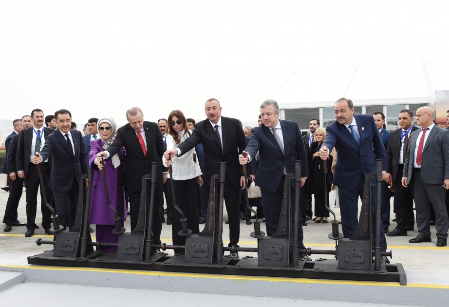 Bakı-Tbilisi-Qars dəmir yolunun açılış mərasimi keçirilib  Azərbaycan Prezidenti İlham Əliyev və birinci xanım Mehriban Əliyeva mərasimdə iştirak ediblər YENİLƏNİB 3 VİDEO