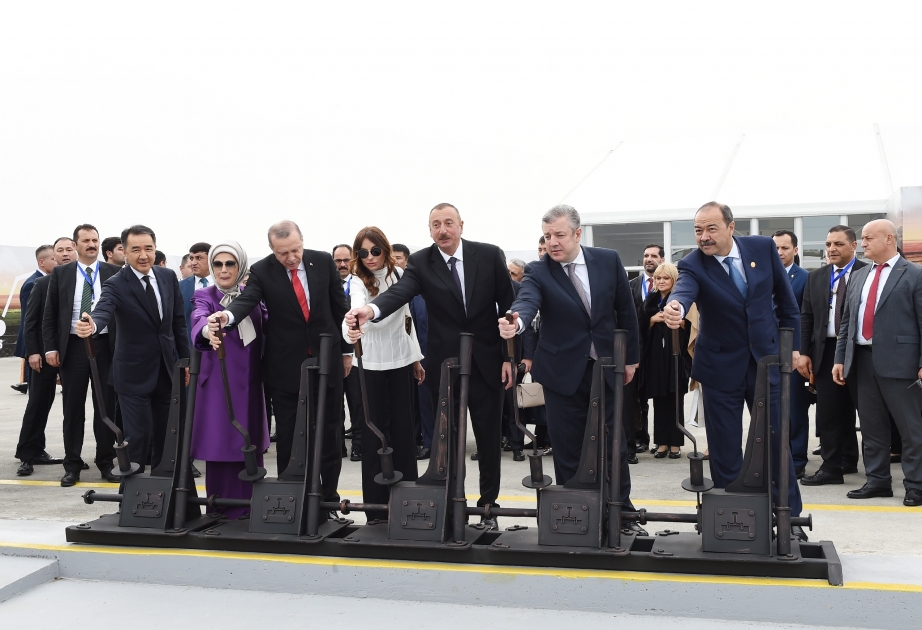 Baku-Tiflis-Kars Eisenbahnstrecke (BTK) eingeweiht Staatspräsident Ilham Aliyev und First Lady Mehriban Aliyeva nahmen an Eröffnungsveranstaltung teil VIDEO