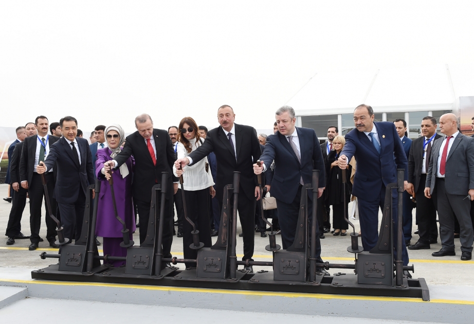 Cérémonie d’inauguration du chemin de fer Bakou-Tbilissi-Kars à Bakou Le président Ilham Aliyev et la première dame Mehriban Aliyeva sont présents à la cérémonie VIDEO