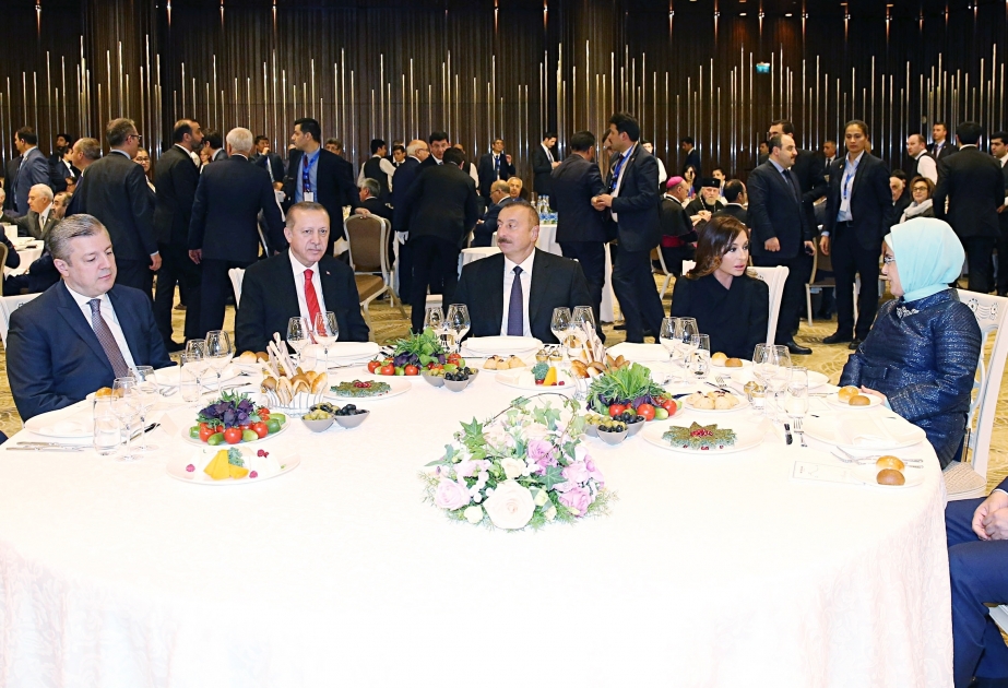 Bakı-Tbilisi-Qars dəmir yolunun açılış mərasiminin iştirakçıları üçün ziyafət verilib Prezident İlham Əliyev və birinci xanım Mehriban Əliyeva ziyafətdə iştirak ediblər VİDEO