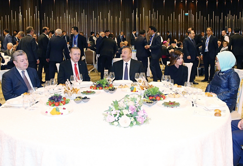 Empfang für Teilnehmer der Eröffnungsfeier der Eisenbahnstrecke Baku-Tbilisi-Kars Staatspräsident Ilham Aliyev und First Lady Mehriban Aliyeva nahmen am Bankett teil VIDEO