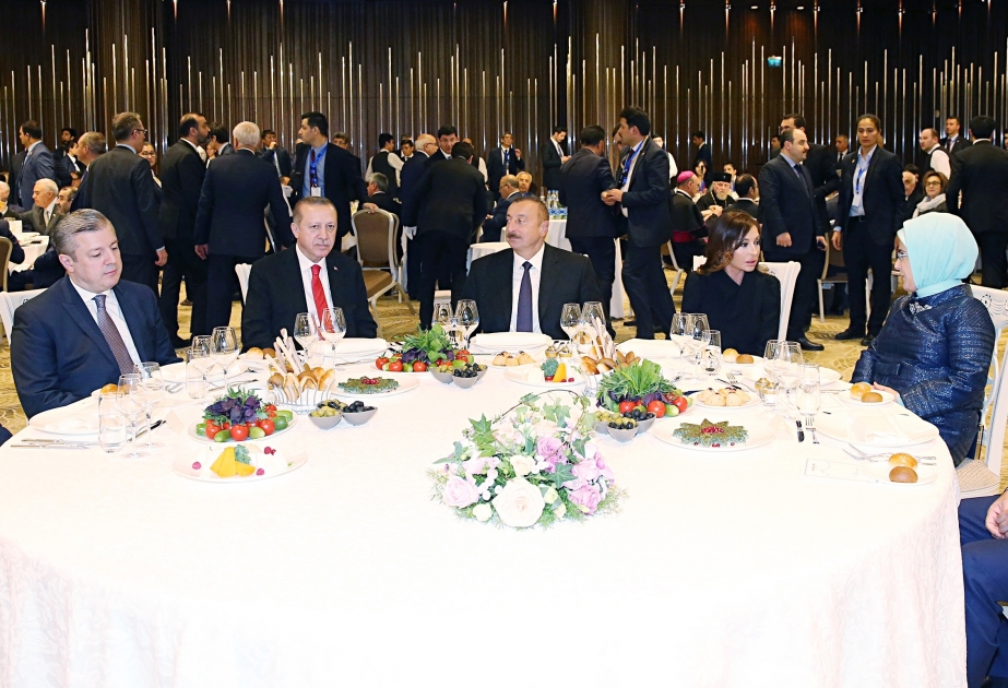 Réception offerte en l’honneur des participants de la cérémonie d’inauguration du chemin de fer Bakou-Tbilissi-Kars Le président Ilham Aliyev et la première dame Mehriban Aliyeva participent à la réception VIDEO