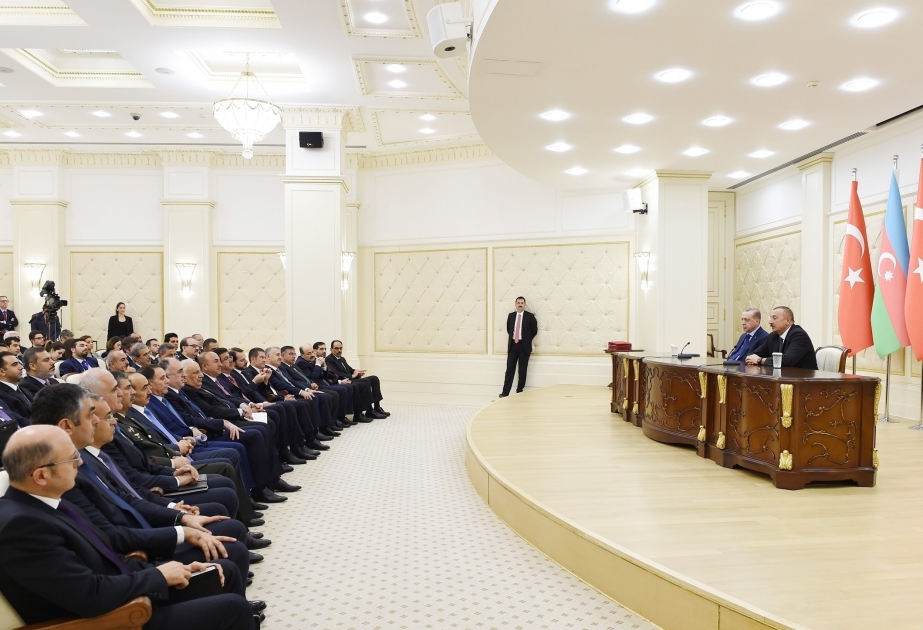 Präsident Ilham Aliyev und Präsident Erdogan treten mit Erklärungen für Presse auf VIDEO