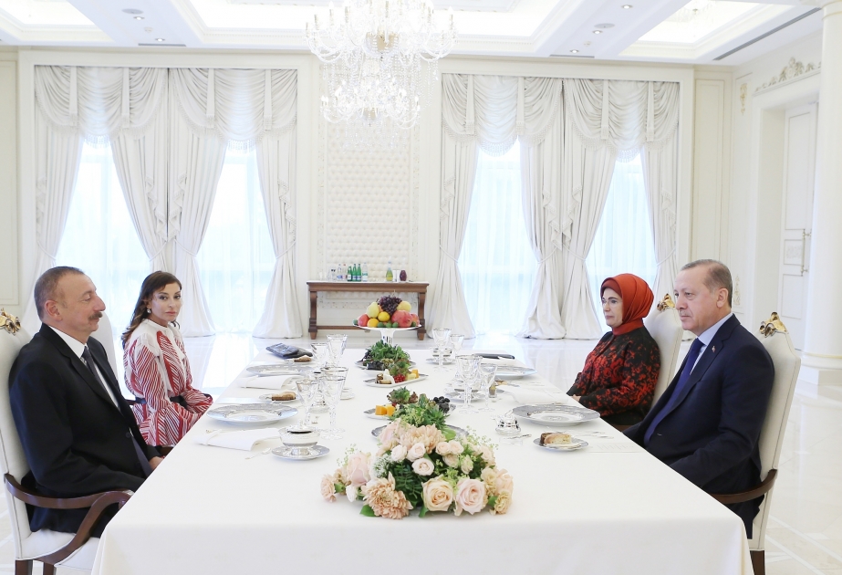 Gemeines Diner der Präsidenten von Aserbaidschan und der Türkei VIDEO