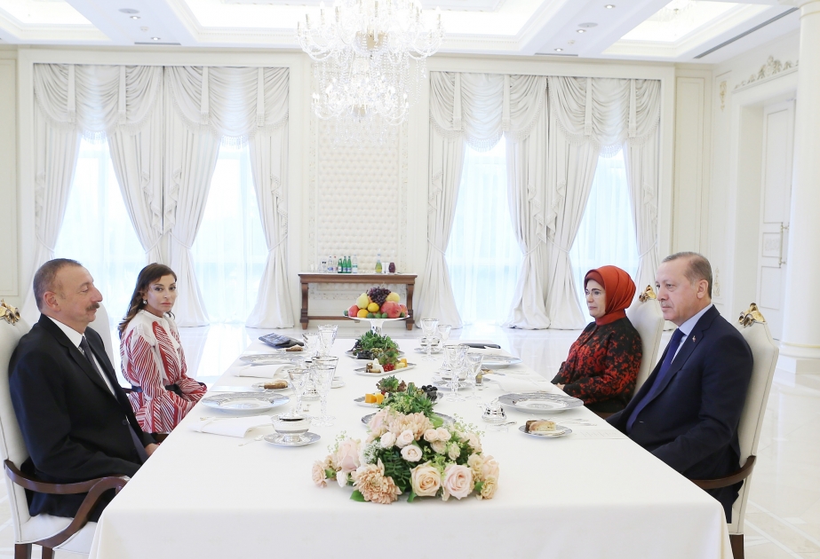 رئيسا أذربيجان وتركيا يتناولان وجبة الغداء