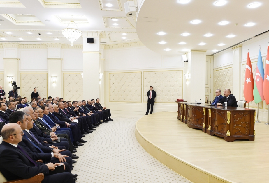 الرئيسان الأذربيجاني والتركي يدليان ببيان صحفي