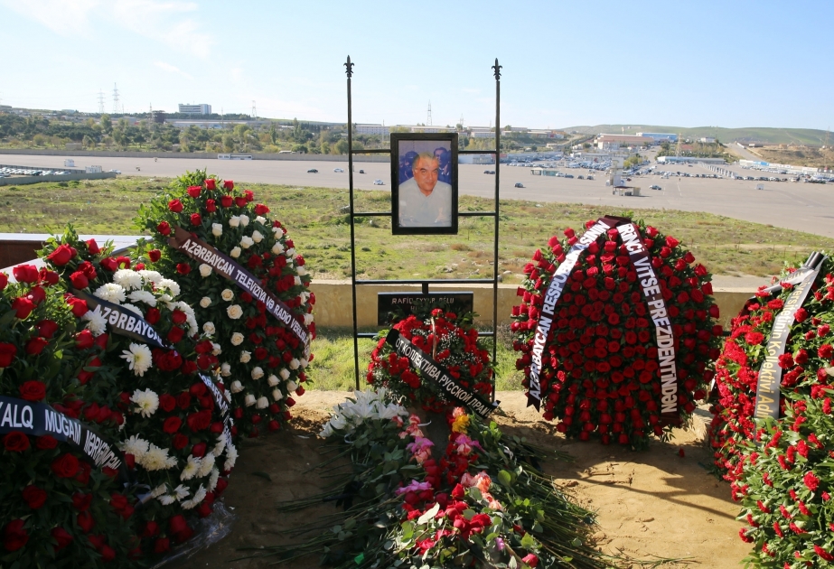 Payızda çiçək yağışı: məşhur diktor Rafiq Hüseynov son mənzilə yola salındı