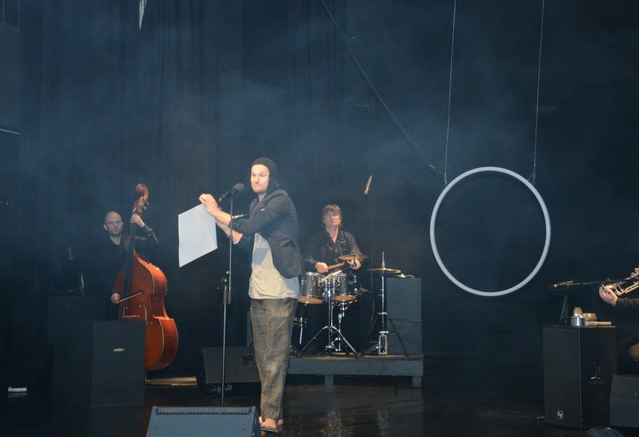 На Творческой сцене ÜNS в рамках первого Бакинского международного фестиваля искусств M.A.P прошел показ спектакля "Смешной человек"