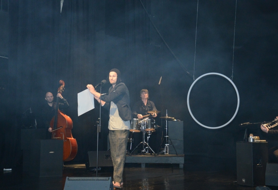 Im Rahmen des ersten Internationalen Bakuer Kunstfestivals Schauspiel “Lächerlicher Mensch" aufgeführt