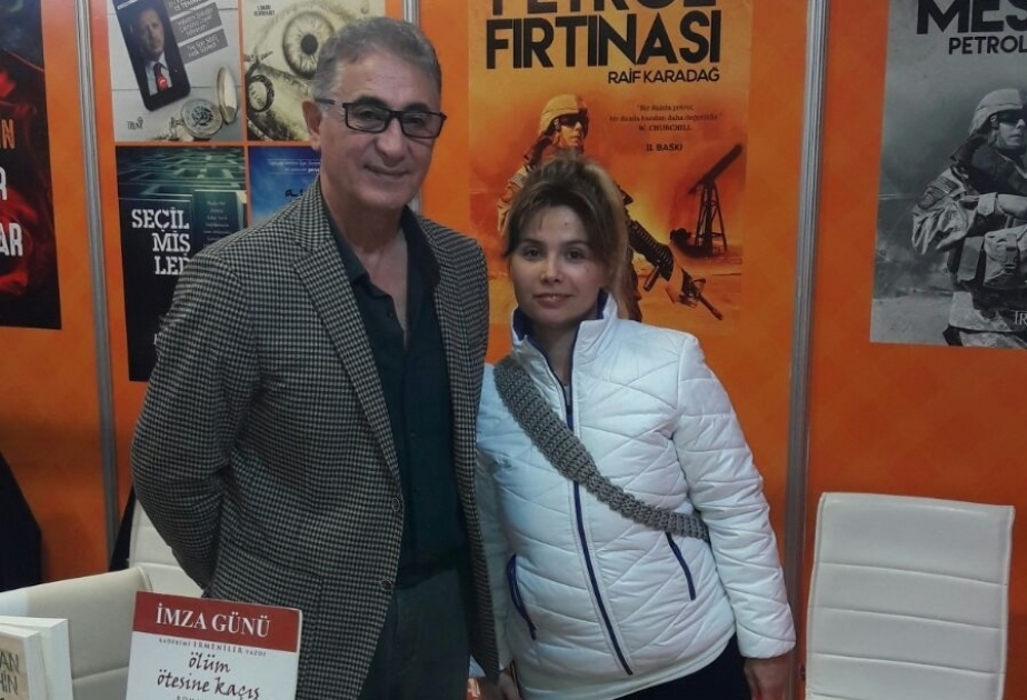 İstanbulda tarixi erməni cinayətlərini ifşa edən yazıçının “imza günü” keçirilib