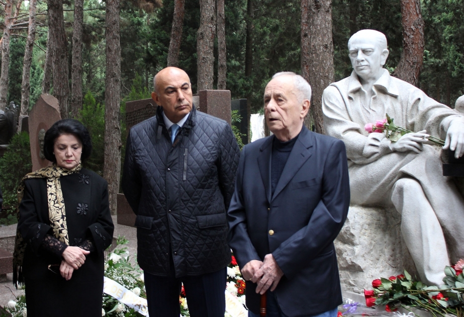 Fəxri xiyabanda Tofiq Quliyevin xatirəsi anılıb