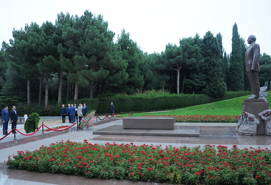 Afghan finance minister pays respect to national leader Heydar Aliyev and Azerbaijani martyrs
