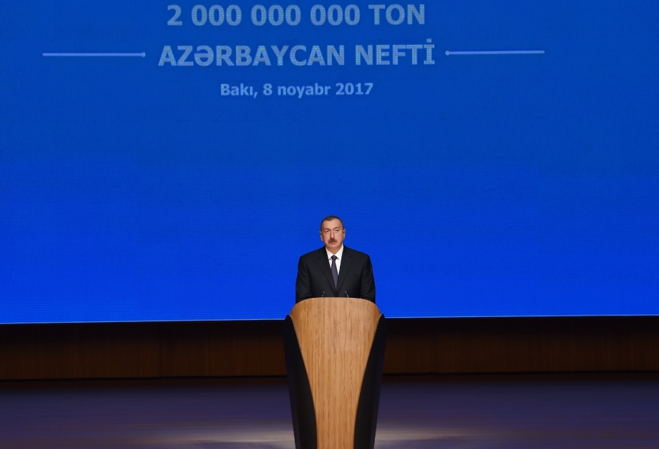 Cérémonie solennelle à l’occasion de la production de deux milliards de tonnes de pétrole Le président Ilham Aliyev participe à la cérémonie VIDEO