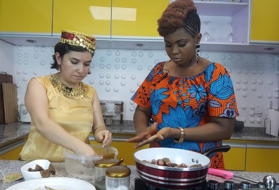 Nigeriyanın məşhur STV telekanalı Azərbaycan mətbəxi ilə tanışlığa yarpaq dolmasından başlayıb VİDEO