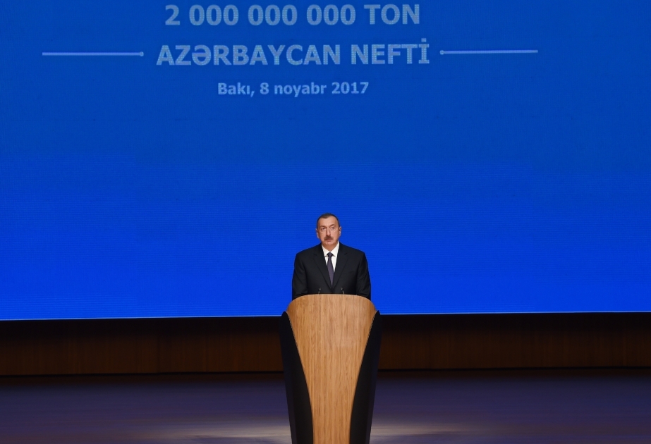 Feierliche Zeremonie anlässlich der Gewinnung von zwei Milliarden Tonnen Öl wird in AserbaidschanStaatspräsident Ilham Aliyev nimmt an Veranstaltung teil VIDEO