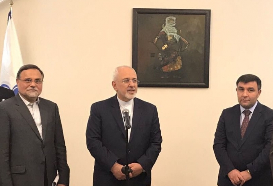 Məhəmməd Cavad Zərif Azərbaycan səfirliyinin təşkil etdiyi fotosərgiyə baxıb