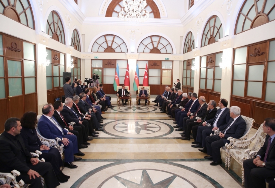 Ali Hasanov: Liebe zu Heydar Aliyev in der Türkei spiegelt sich auch in Aktivitäten von Gemeinden wider Assistent für sozial-politische Angelegenheiten des Präsidenten Ali Hasanov trifft sich mit einer Delegation bestehend aus Gemeindeleitern des türkischen Gemeindeverbandes von Çukurova