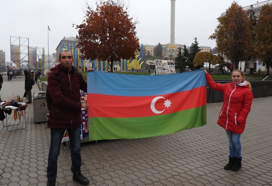 По случаю Дня Государственного флага в Киеве при организационной поддержке АЗЕРТАДЖ прошла акция