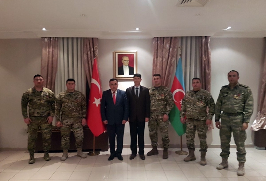 Türkischer Militärattaché in Aserbaidschan trifft sich mit einer Gruppe von Militär für besondere Aufgaben