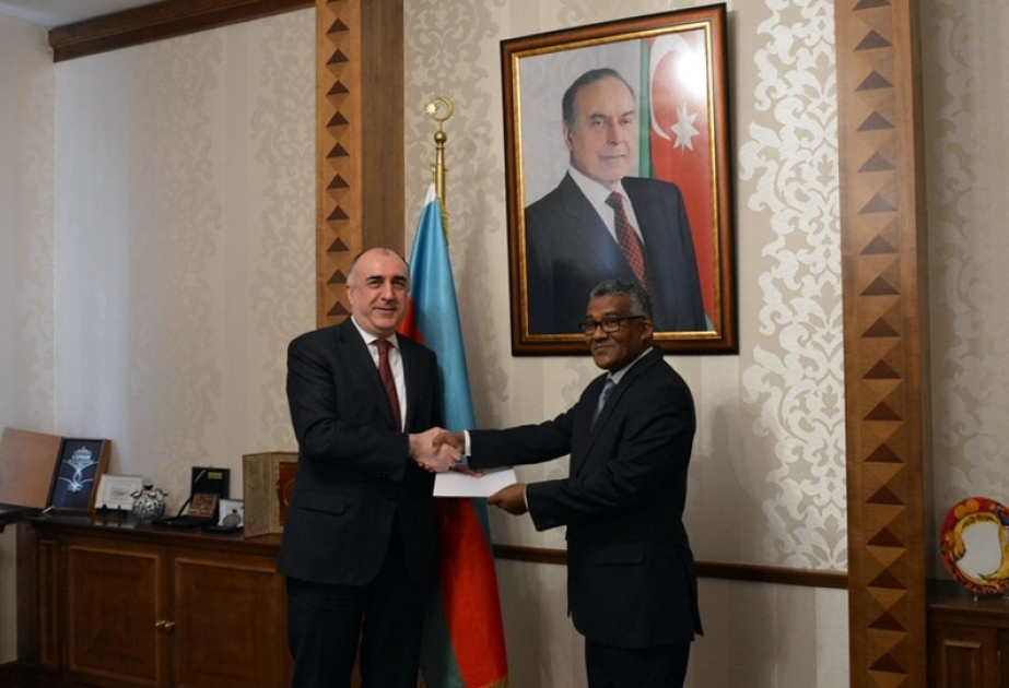 Neuer Botschafter Sudans überreicht Außenminister Elmar Mammadyarov Kopie seines Beglaubigungsschreibens
