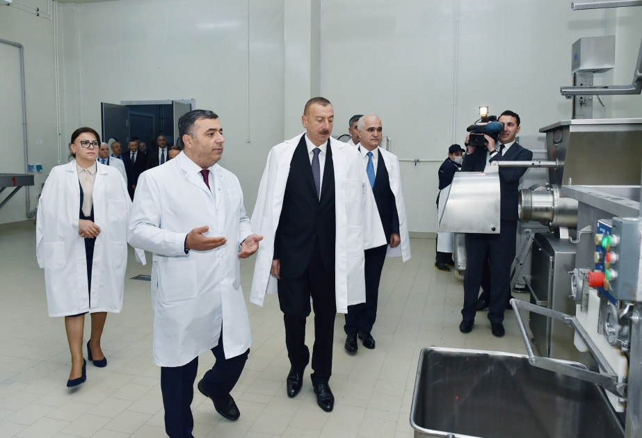 Le président Ilham Aliyev visite la SARL Zehmet Ruzi dans le district d’Abchéron VIDEO