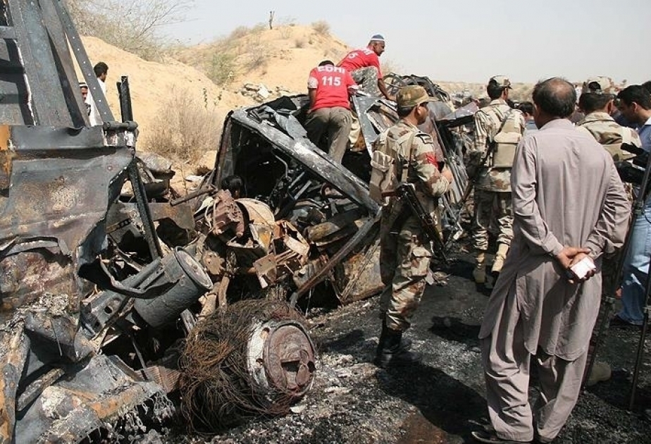 At least 18 killed, six injured as truck falls over van near Khairpur, Pakistan