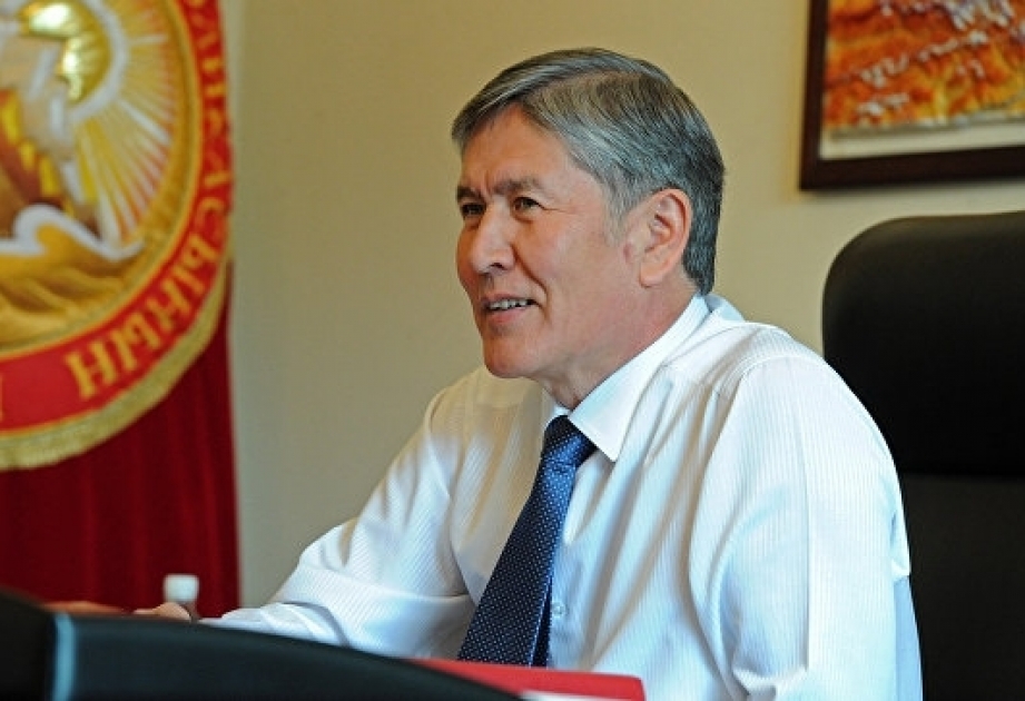 Qırğızıstanlı jurnalist mətbuat konfransı zamanı Atambayevdən saat istəyib VİDEO