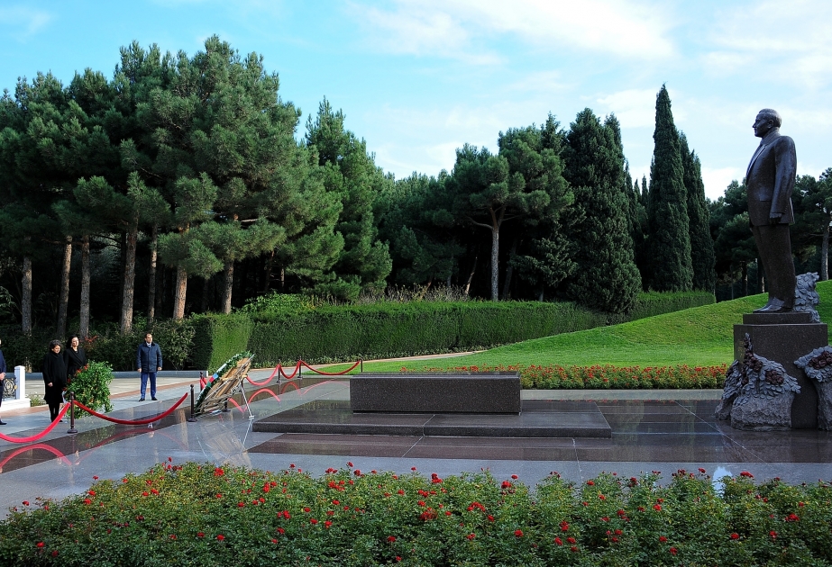 UNICEF Regional Director pays respect to national leader Heydar Aliyev and Azerbaijani martyrs