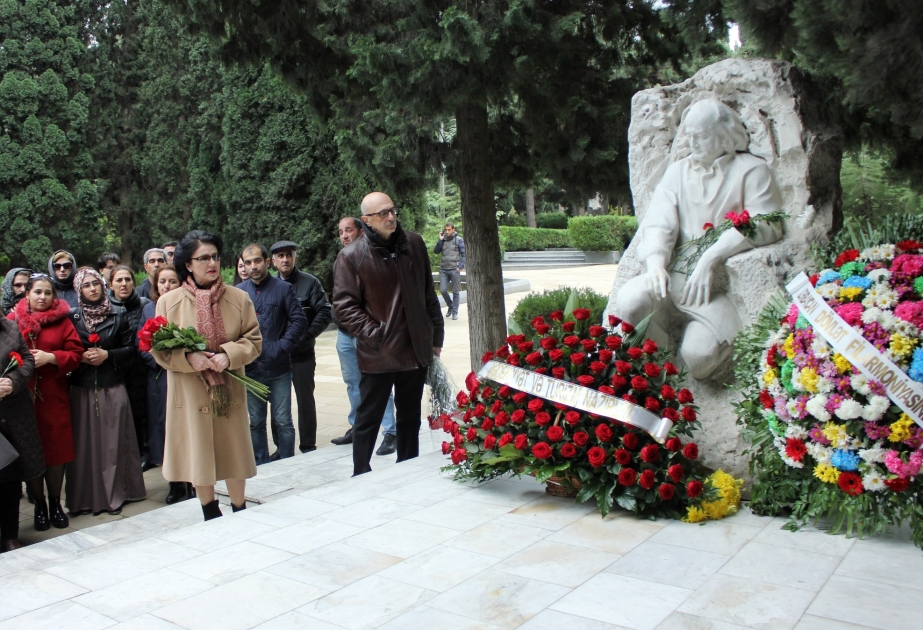 Fəxri xiyabanda Fikrət Əmirovun xatirəsi anılıb