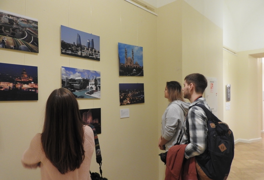 Photos taken by AZERTAC attract forum participants and Hermitage visitors