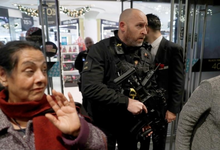 London metrosunda silah səsləri eşidilib VİDEO