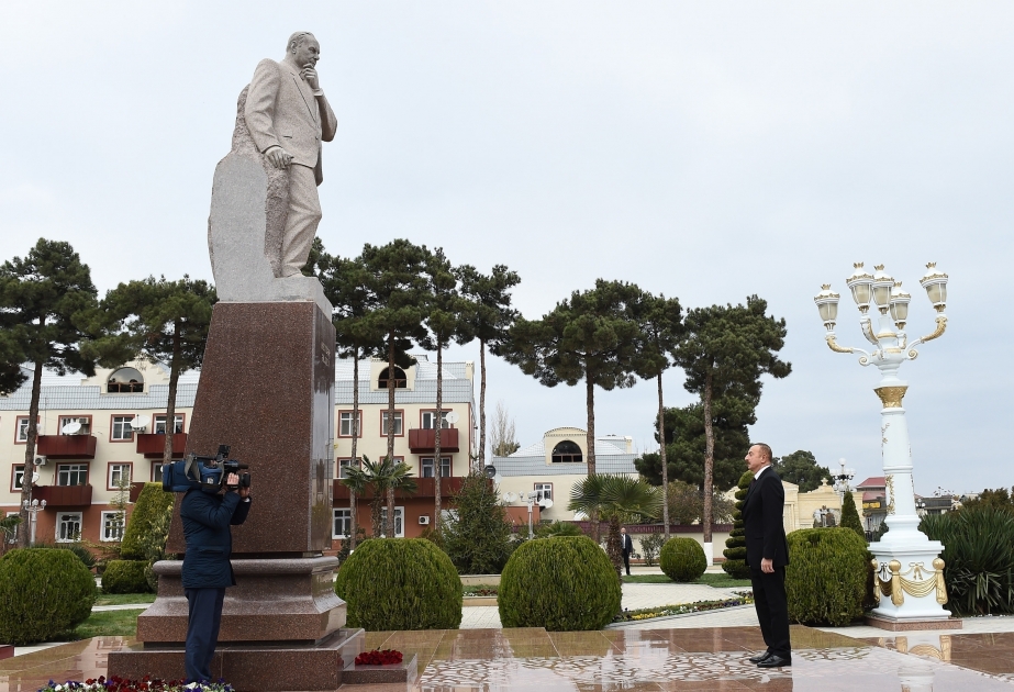 Посещение памятника общенациональному лидеру Гейдару Алиеву в Агджабеди  ВИДЕО