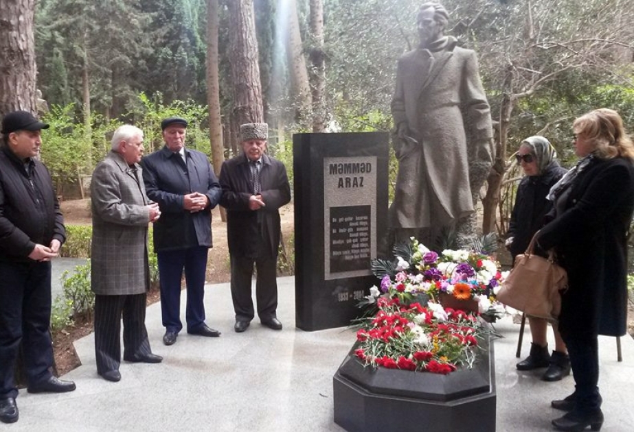 Xalq Şairi Məmməd Arazın məzarı ziyarət edilib