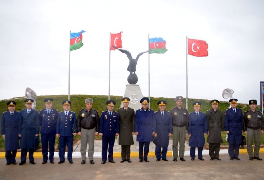 Le général turc a visité certaines bases aériennes de l’Armée de l’air azerbaidjanaise